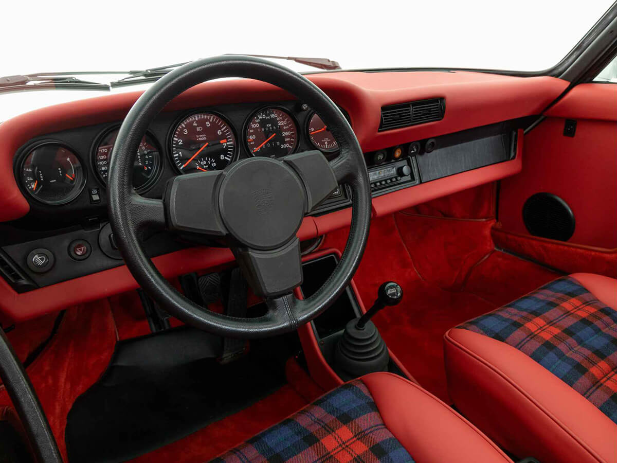 fussboden-schottenkaro-rot-blau-porsche-rot