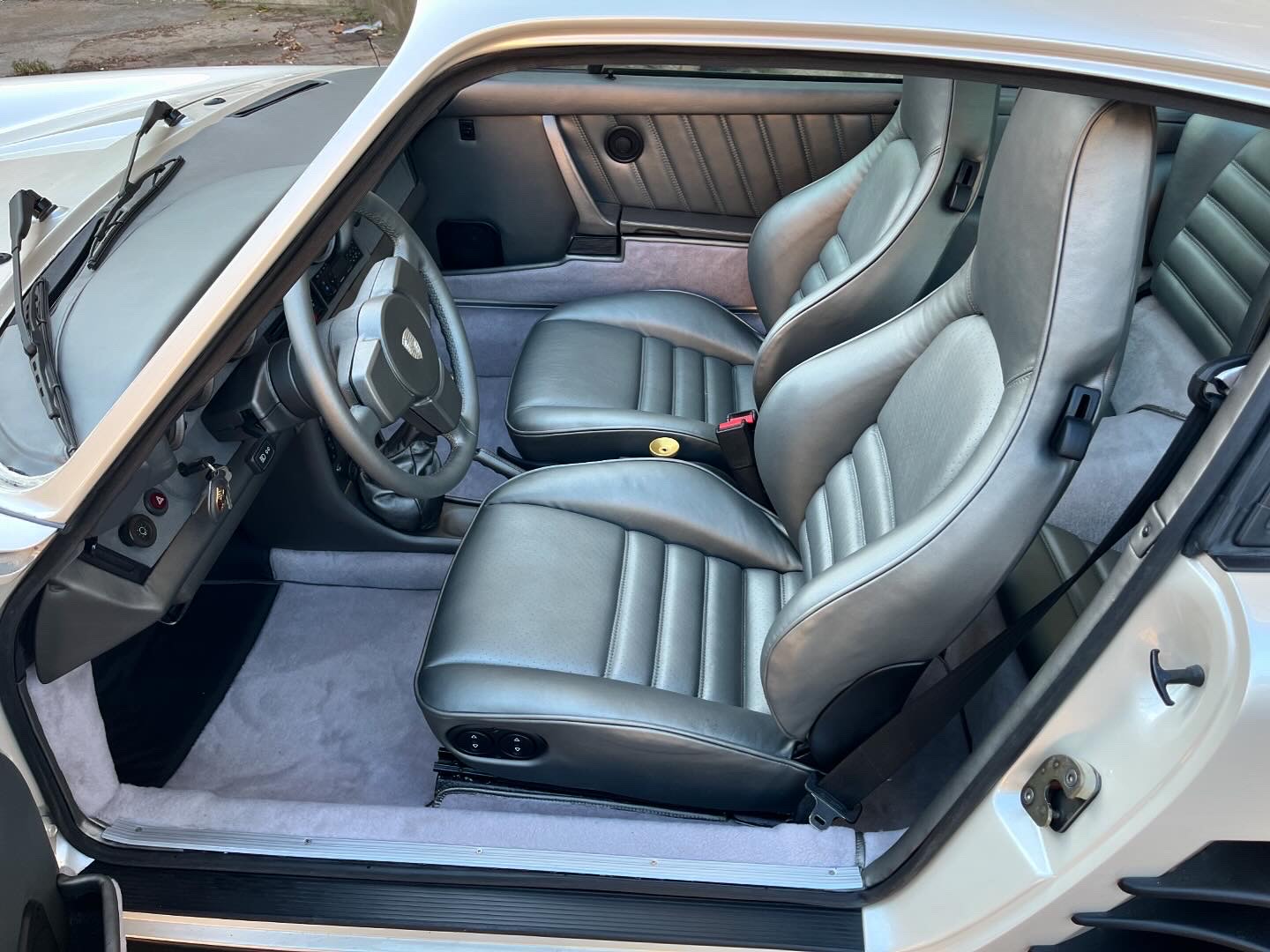 Restauracion-Coche-Clasico-Porsche-Interior-Asientos-Moqueta-911-930-2